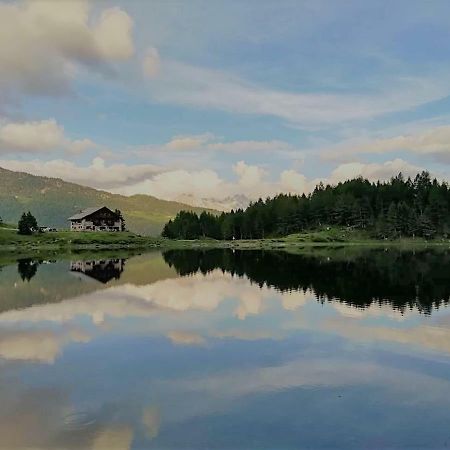 Rifugio Al Lago Del Mortirolo In Inverno Raggiungibile Solo A Piedi Monno Екстериор снимка
