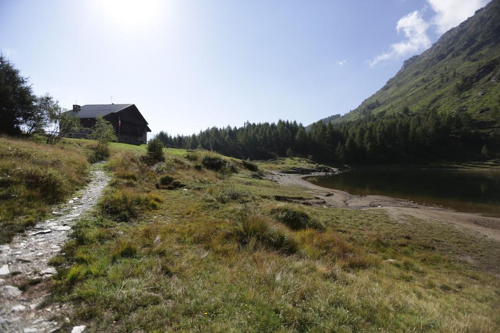 Rifugio Al Lago Del Mortirolo In Inverno Raggiungibile Solo A Piedi Monno Екстериор снимка