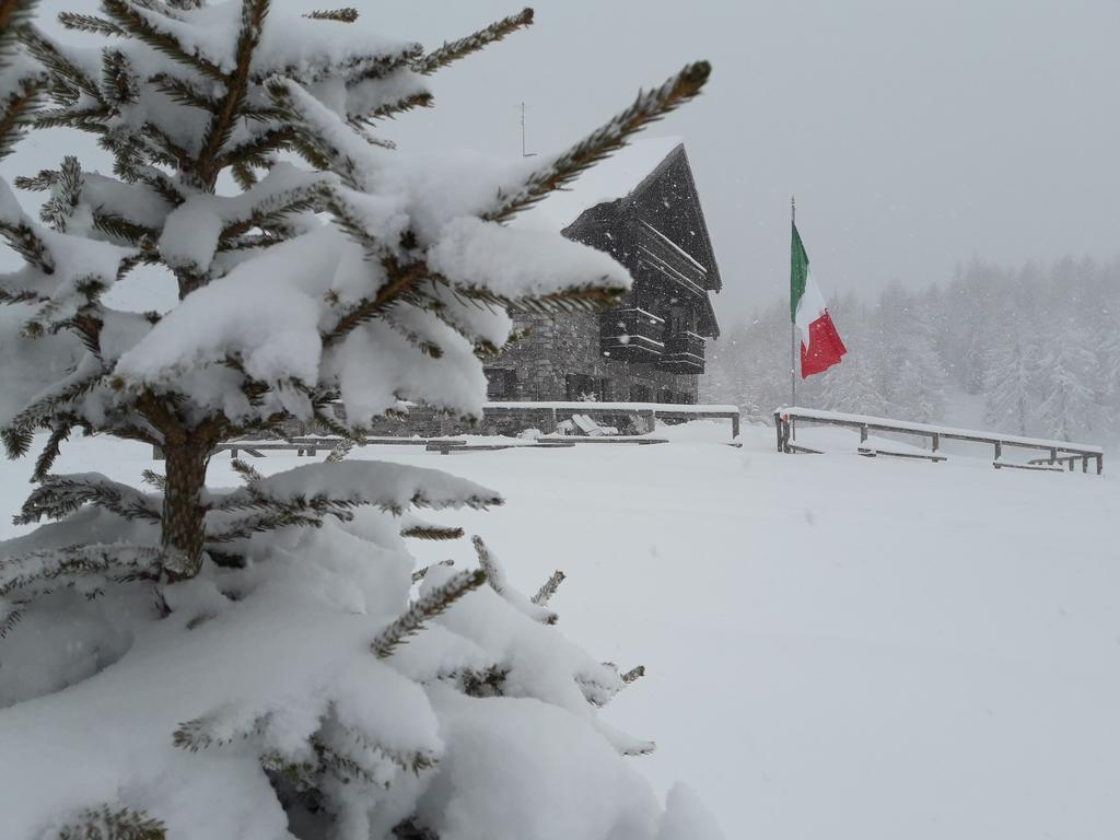 Rifugio Al Lago Del Mortirolo In Inverno Raggiungibile Solo A Piedi Monno Екстериор снимка