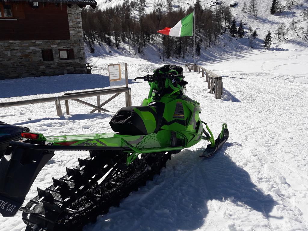 Rifugio Al Lago Del Mortirolo In Inverno Raggiungibile Solo A Piedi Monno Екстериор снимка