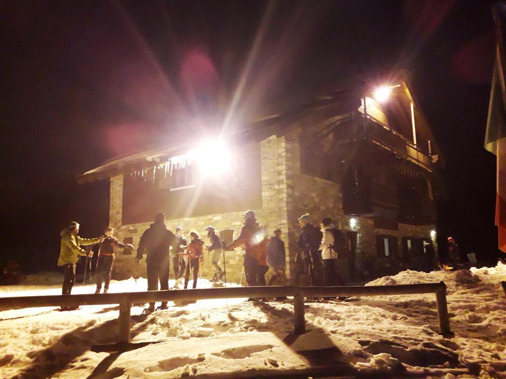 Rifugio Al Lago Del Mortirolo In Inverno Raggiungibile Solo A Piedi Monno Екстериор снимка