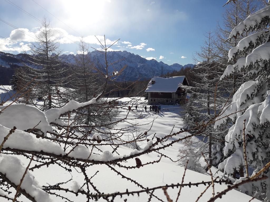 Rifugio Al Lago Del Mortirolo In Inverno Raggiungibile Solo A Piedi Monno Екстериор снимка