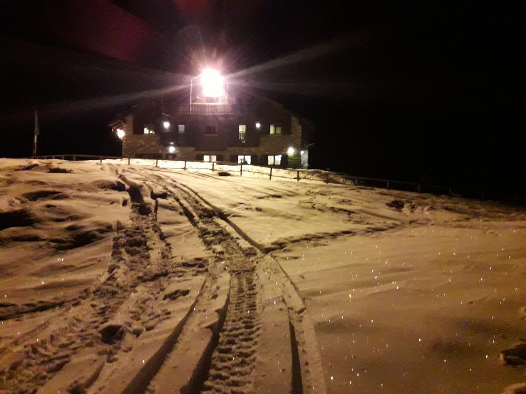 Rifugio Al Lago Del Mortirolo In Inverno Raggiungibile Solo A Piedi Monno Екстериор снимка