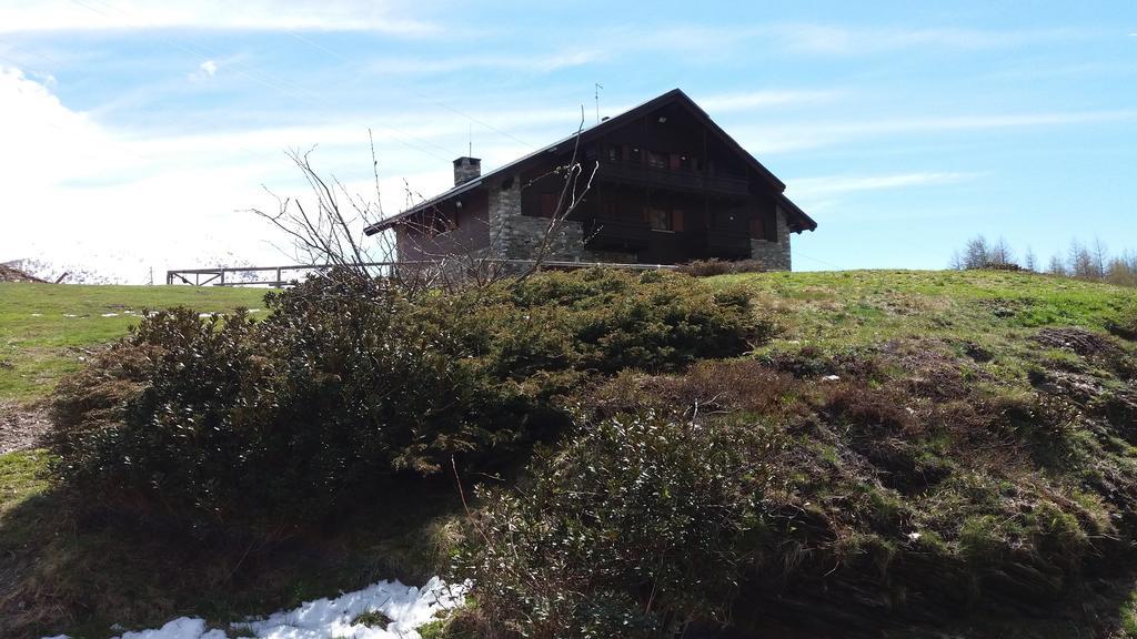 Rifugio Al Lago Del Mortirolo In Inverno Raggiungibile Solo A Piedi Monno Екстериор снимка