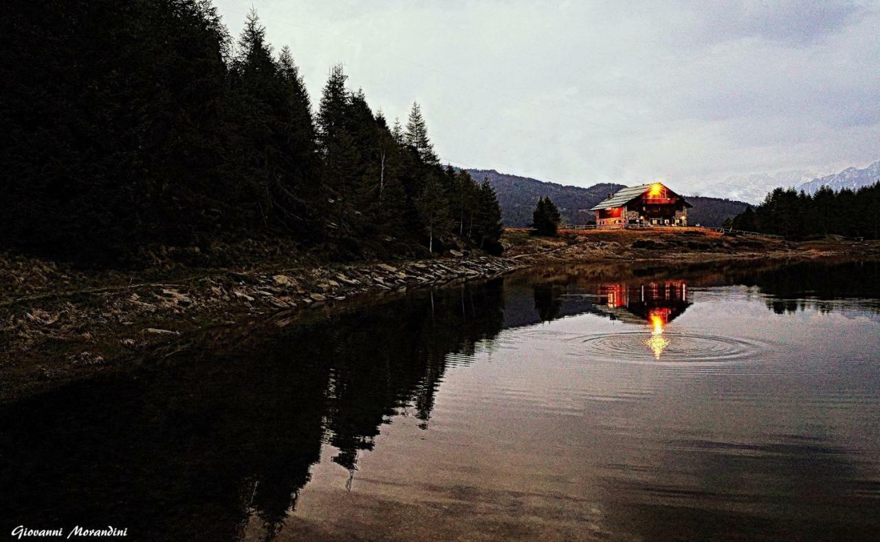 Rifugio Al Lago Del Mortirolo In Inverno Raggiungibile Solo A Piedi Monno Екстериор снимка