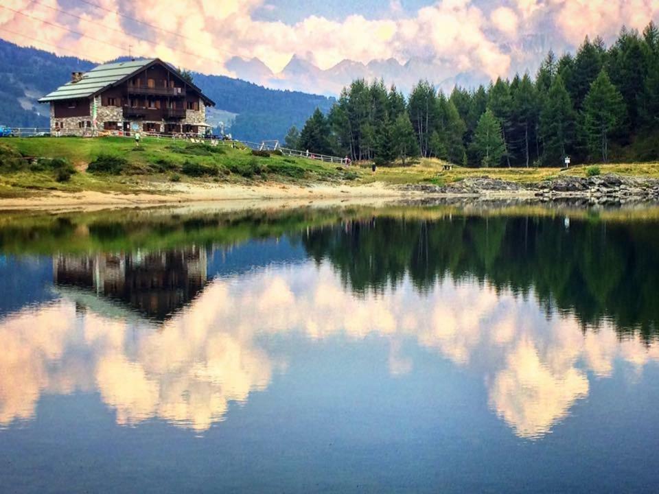 Rifugio Al Lago Del Mortirolo In Inverno Raggiungibile Solo A Piedi Monno Екстериор снимка