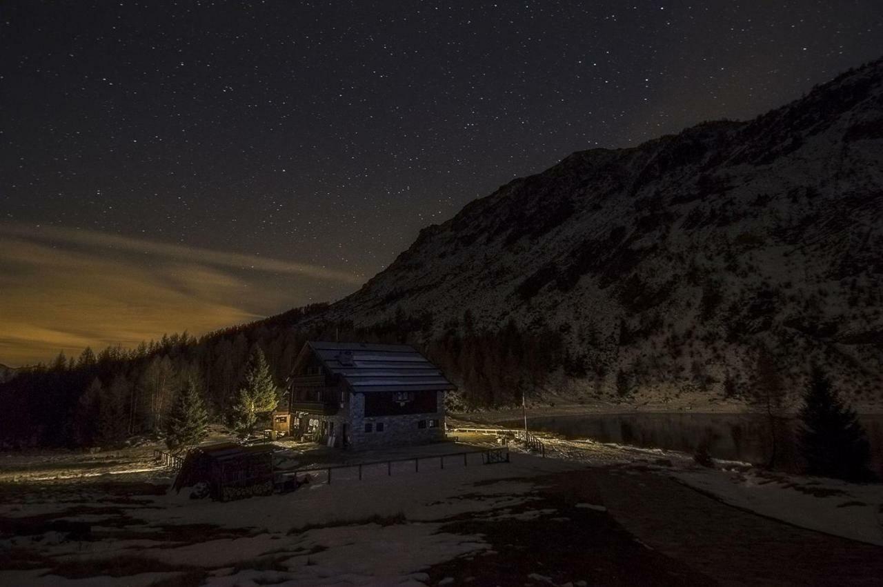 Rifugio Al Lago Del Mortirolo In Inverno Raggiungibile Solo A Piedi Monno Екстериор снимка