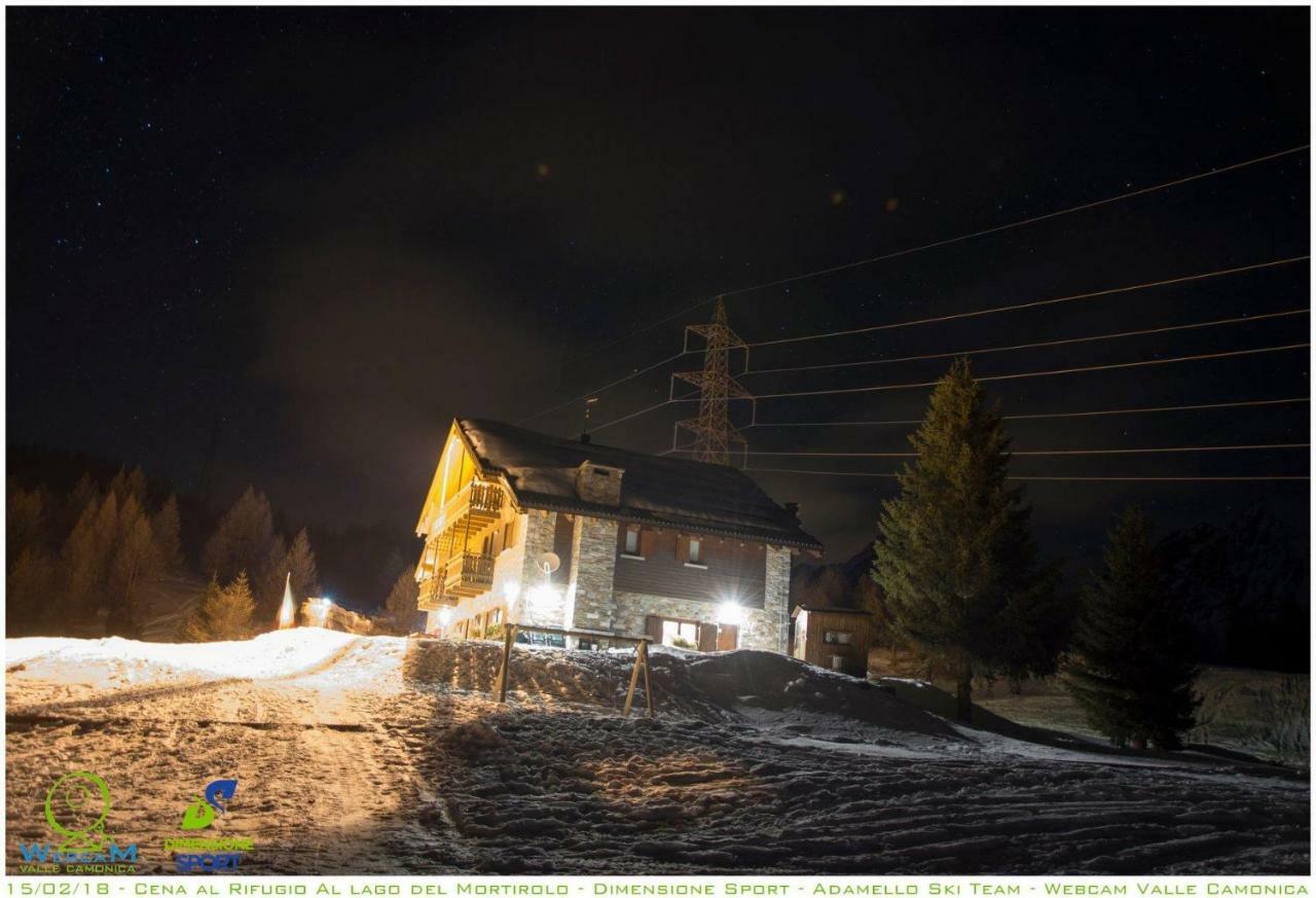 Rifugio Al Lago Del Mortirolo In Inverno Raggiungibile Solo A Piedi Monno Екстериор снимка