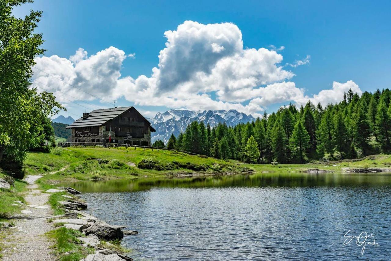 Rifugio Al Lago Del Mortirolo In Inverno Raggiungibile Solo A Piedi Monno Екстериор снимка