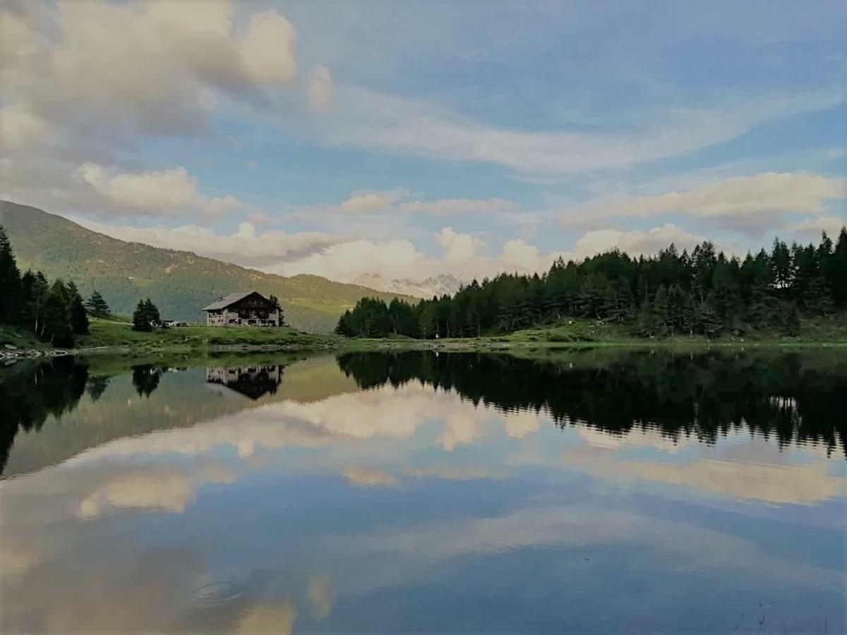 Rifugio Al Lago Del Mortirolo In Inverno Raggiungibile Solo A Piedi Monno Екстериор снимка