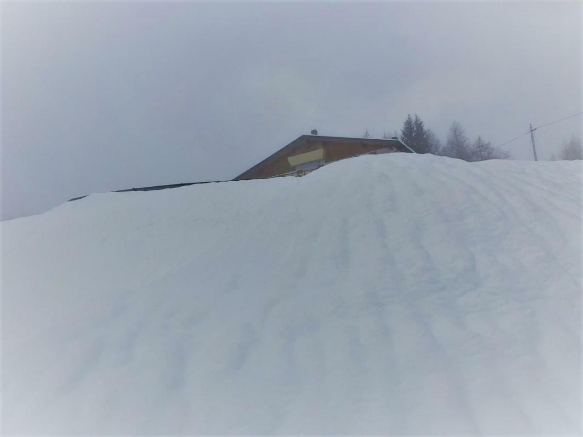 Rifugio Al Lago Del Mortirolo In Inverno Raggiungibile Solo A Piedi Monno Екстериор снимка