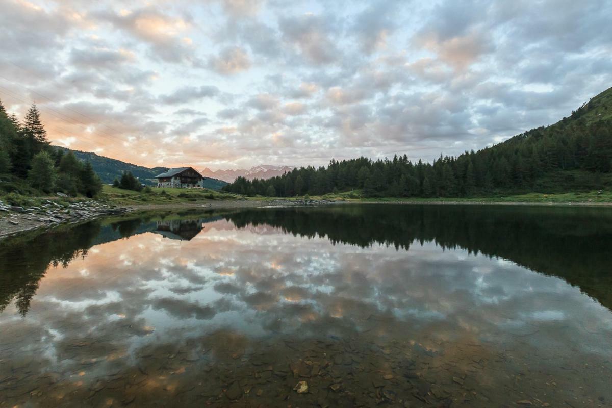 Rifugio Al Lago Del Mortirolo In Inverno Raggiungibile Solo A Piedi Monno Екстериор снимка