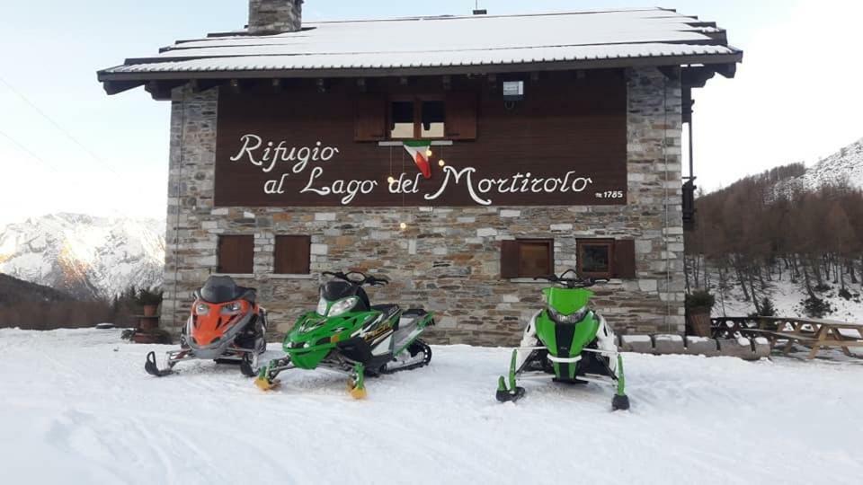 Rifugio Al Lago Del Mortirolo In Inverno Raggiungibile Solo A Piedi Monno Екстериор снимка